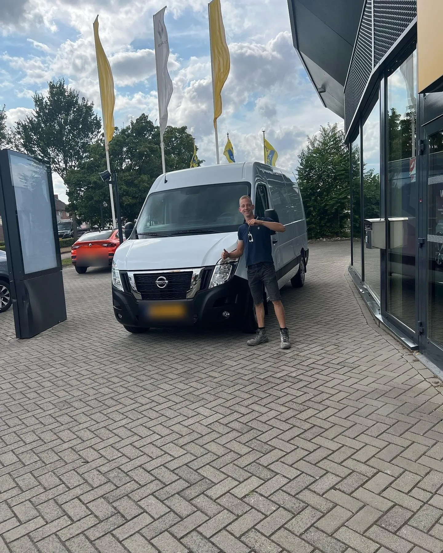 Bas haalt de nieuwe bedrijfsbus op
