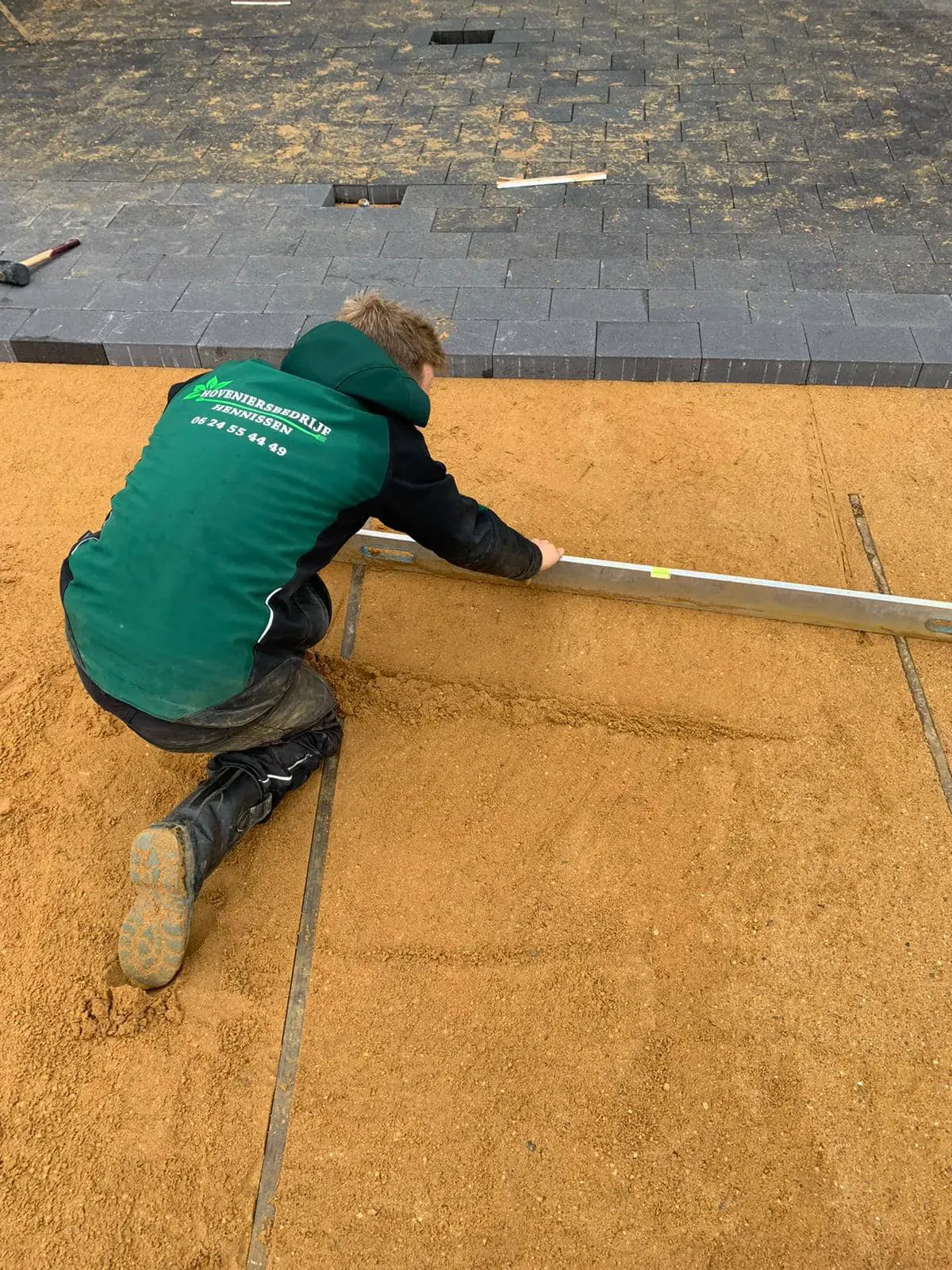 Bas Hennissen aan het werk met bestrating