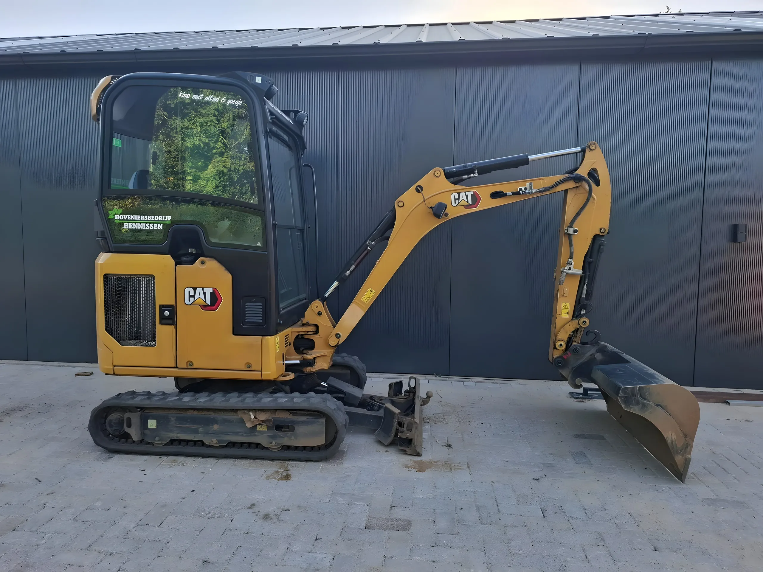 CAT-minigraver bij de loods
