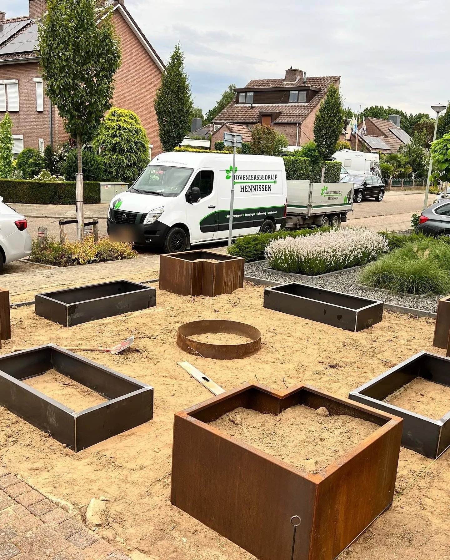 Cortenstalen bakken plaatsen bij een voortuin