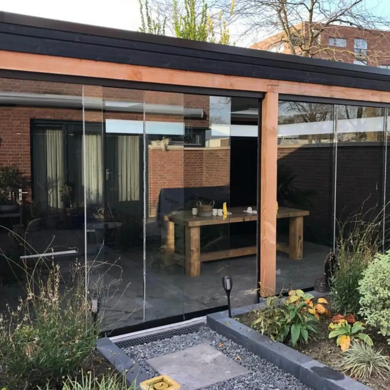 Douglas tuinhuis met glazen schuifwanden