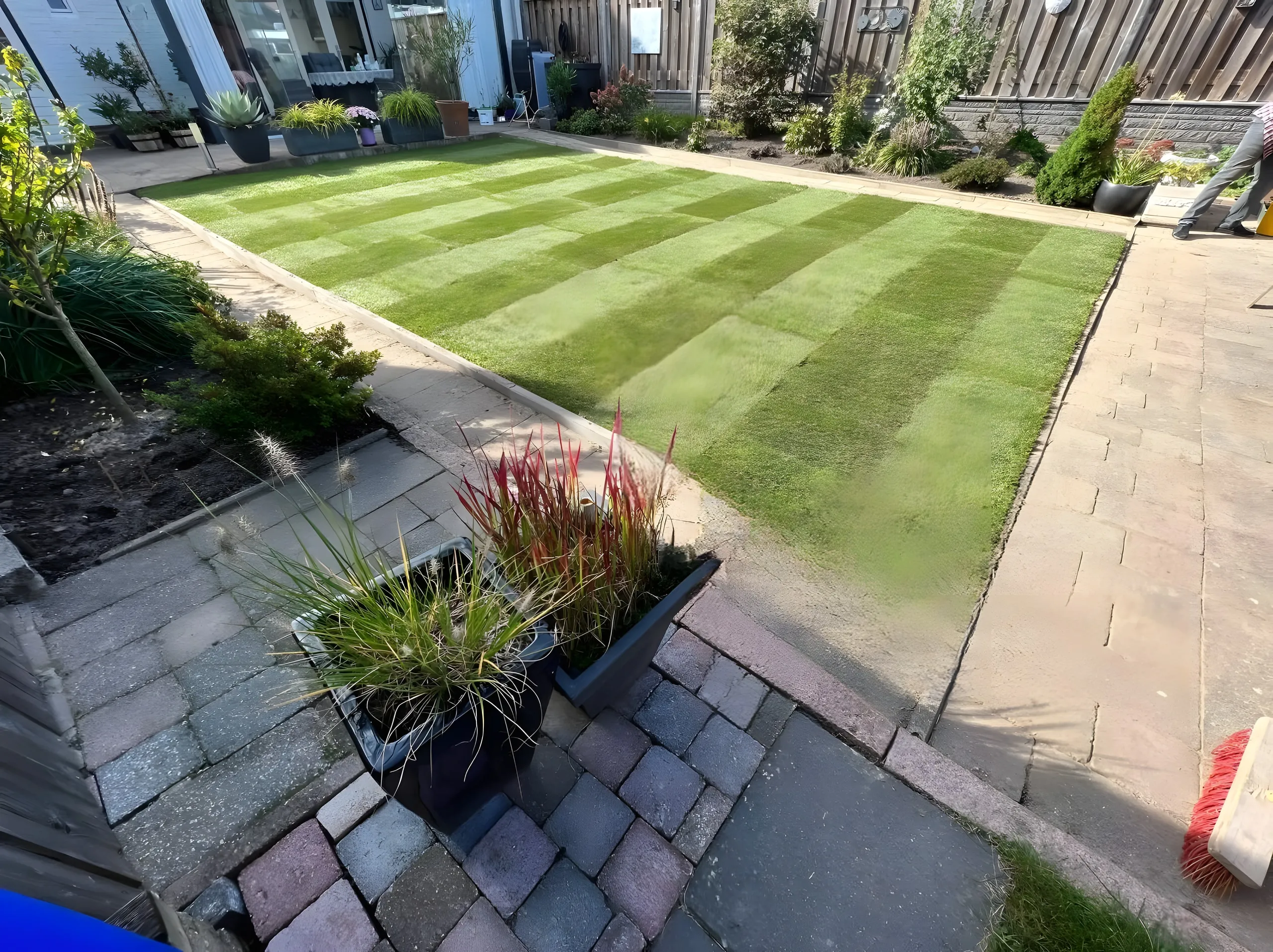 Dezelfde tuin met vers gelegde graszoden