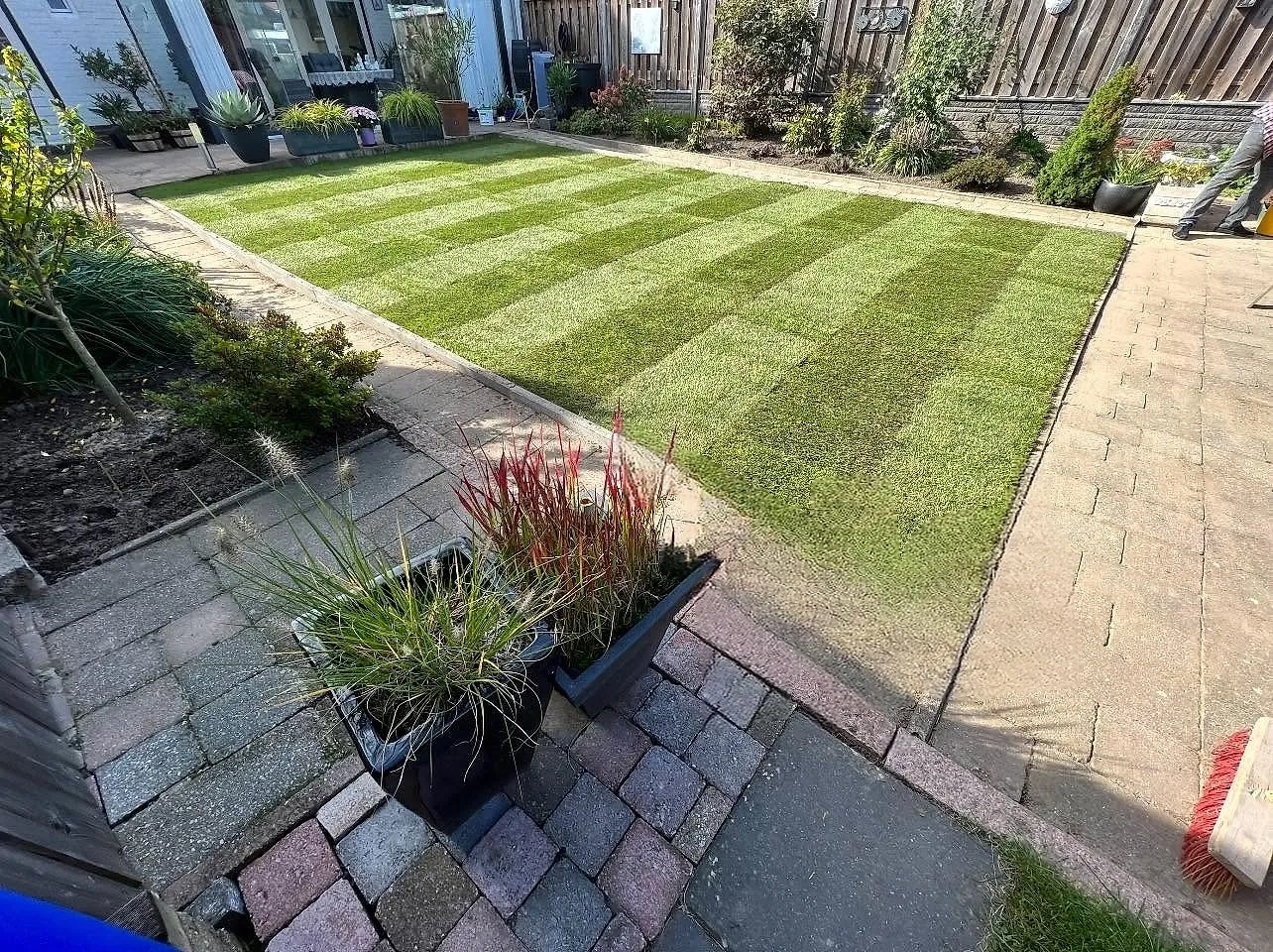 Dezelfde tuin met vers gelegde graszoden