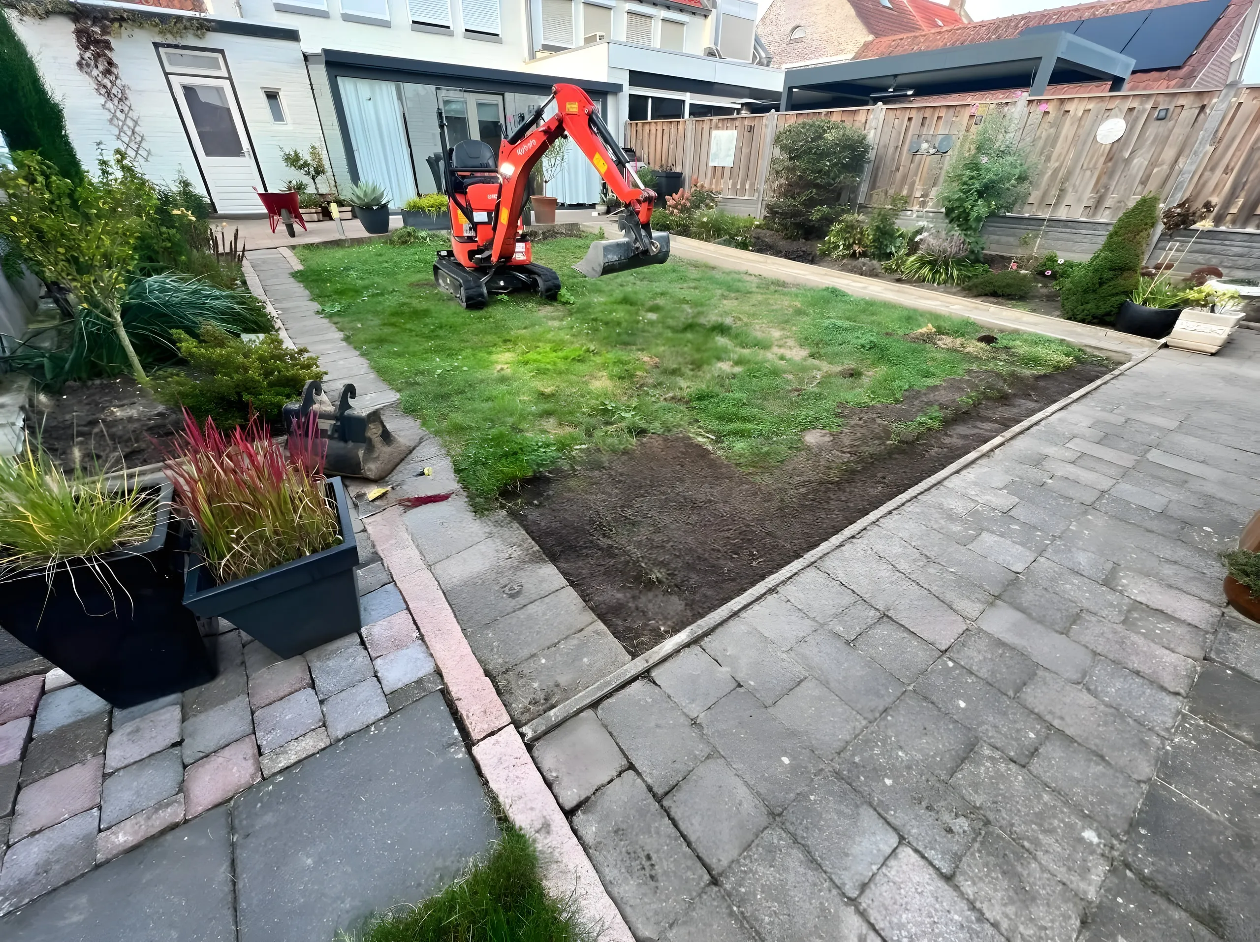 De oude grasmat gaat eruit met de minigraver