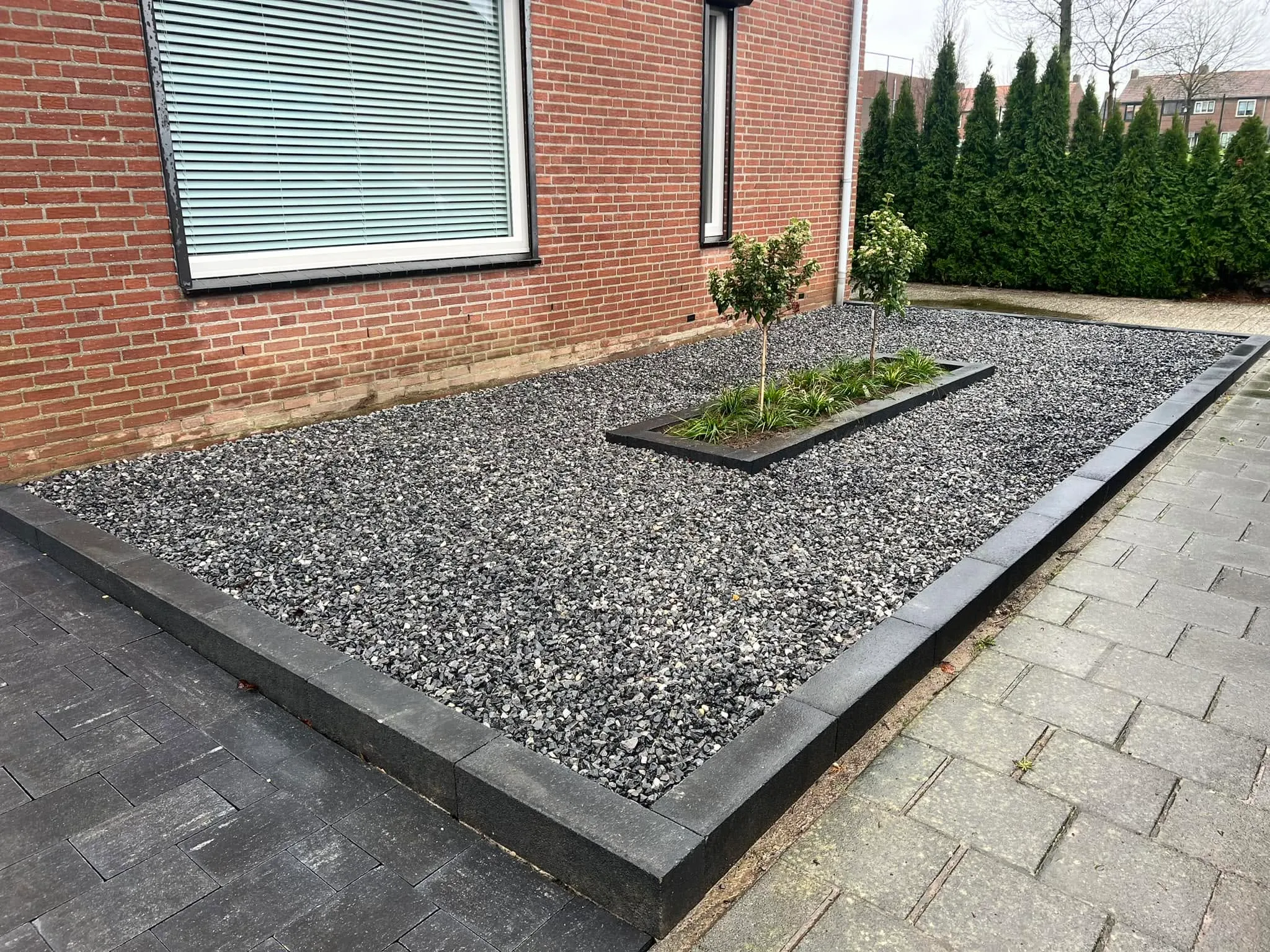 Grindtuin met strakke zwarte borders