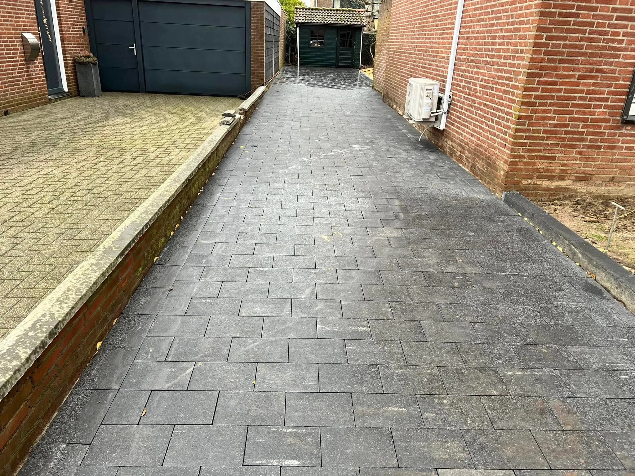 Klinkerpad langs de woning