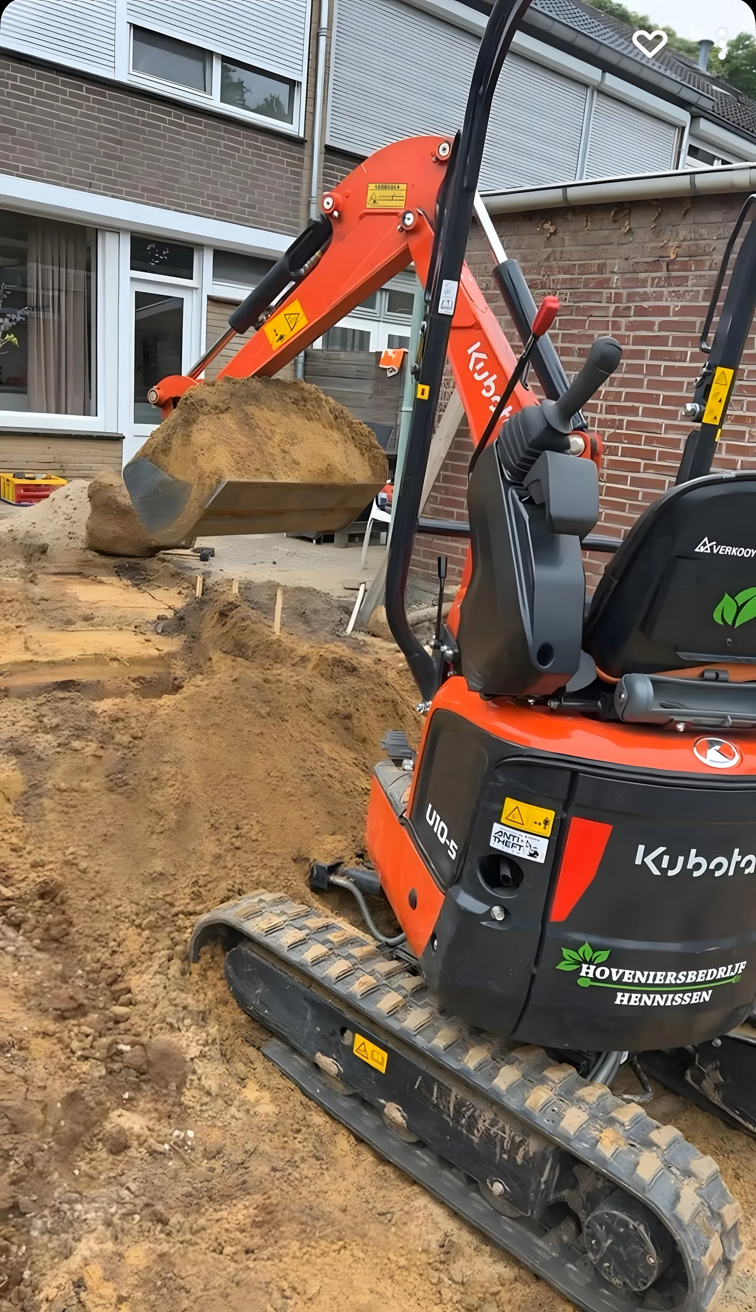 Kubota-minigraver van Hennissen aan het werk