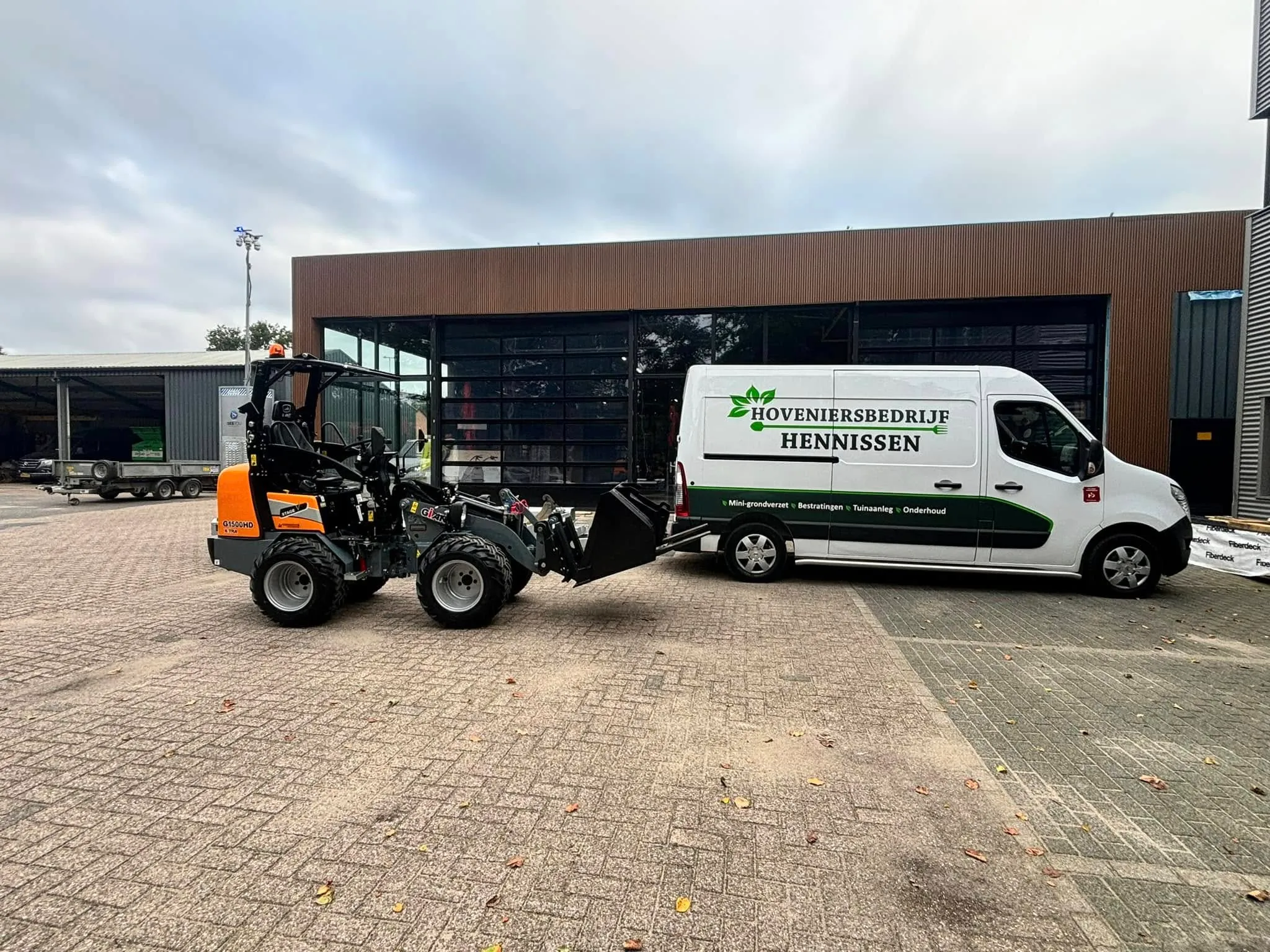 Loader en bedrijfsbus van Hennissen