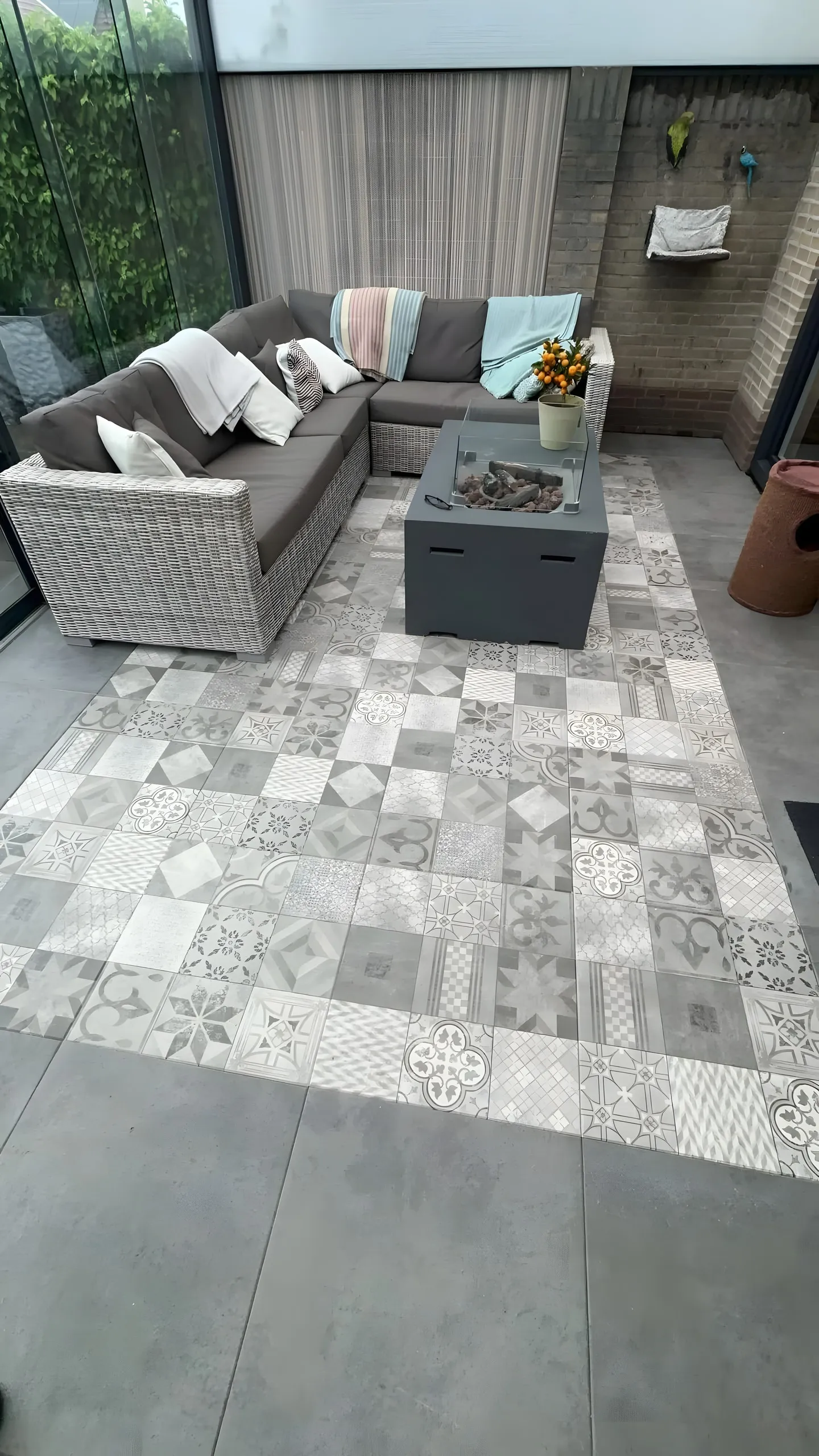 Loungeset op keramische motieftegels