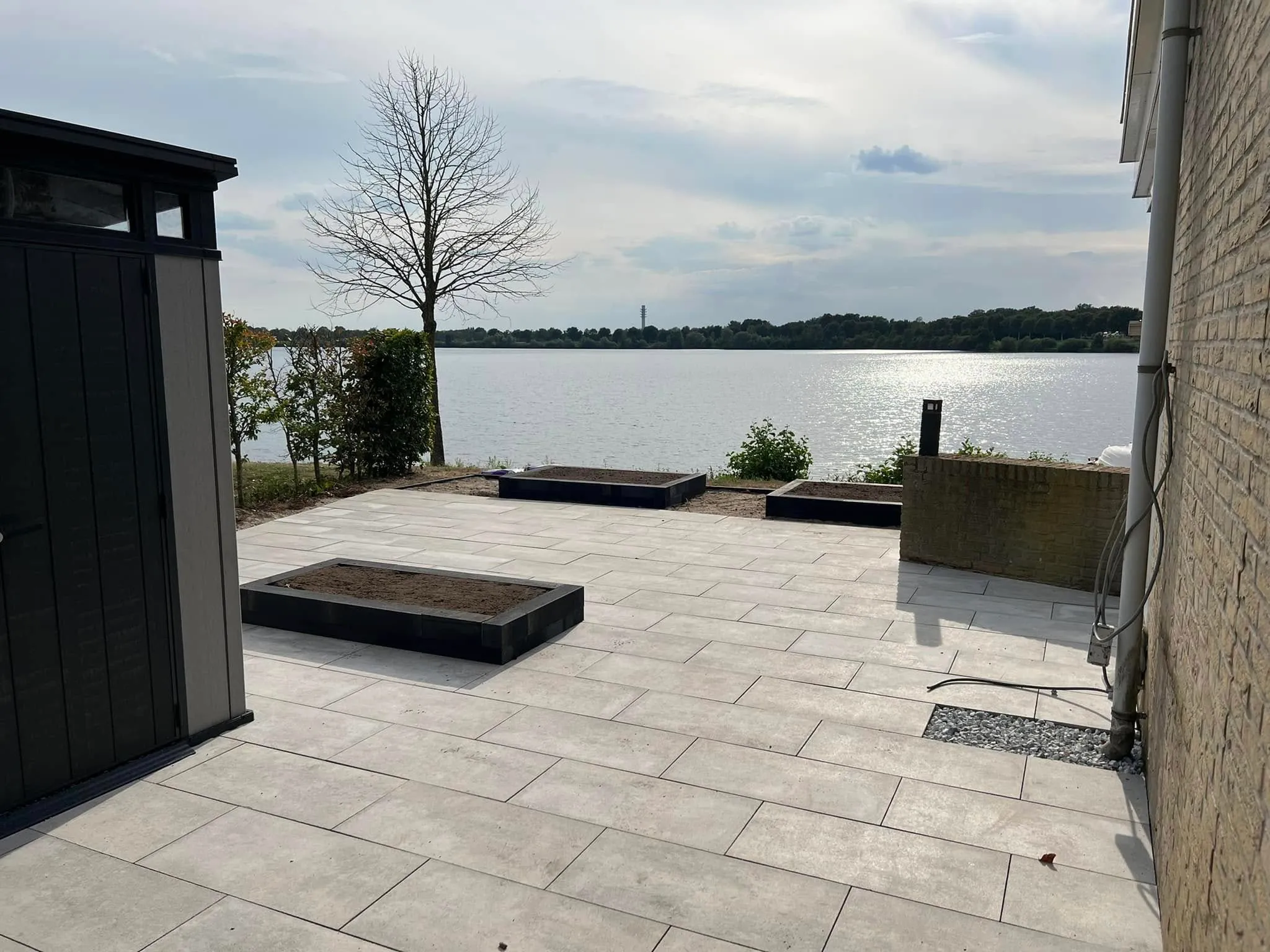 Keramisch terras aan het water