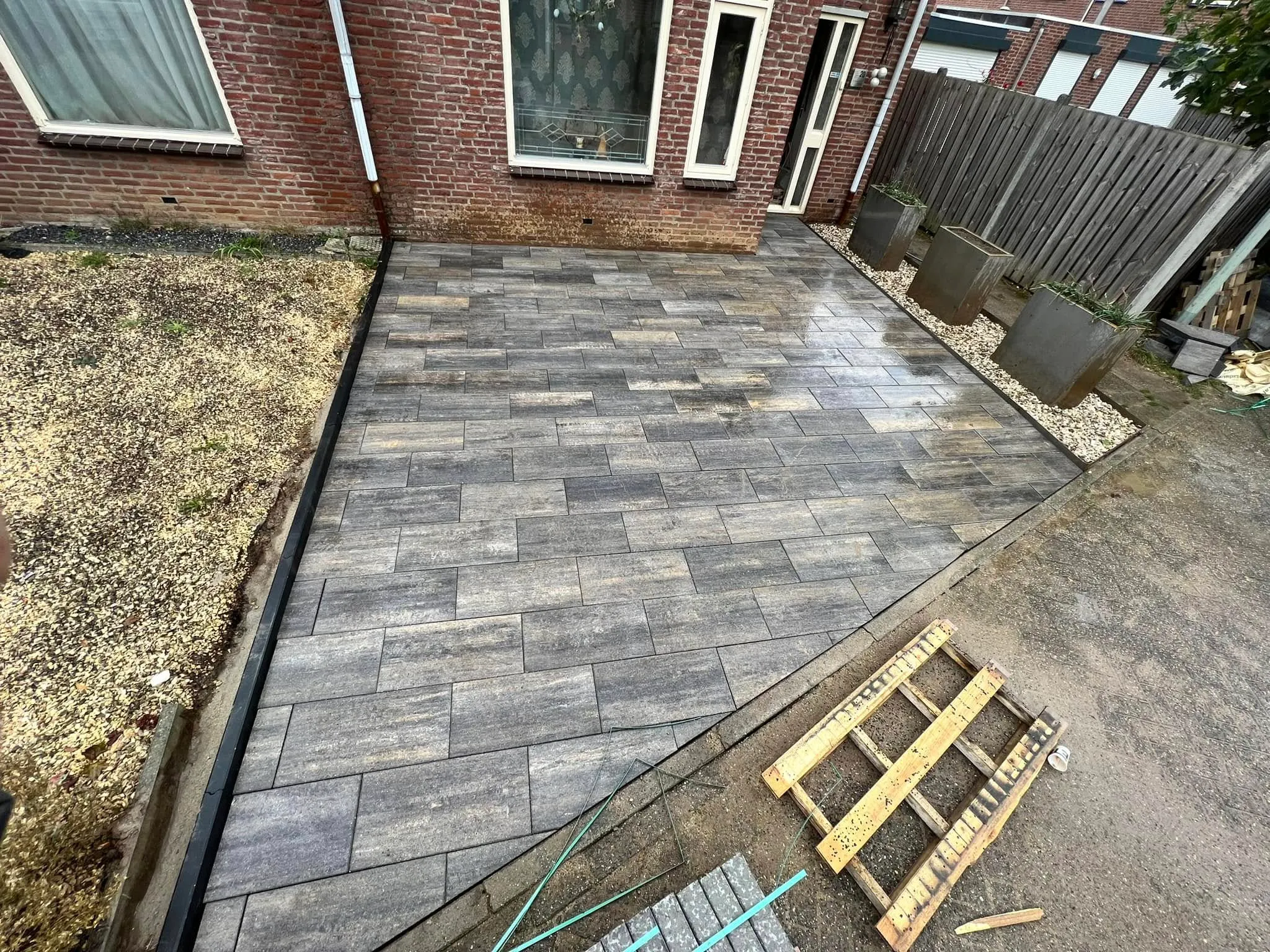 Terras met keramische tegels en plantenbakken