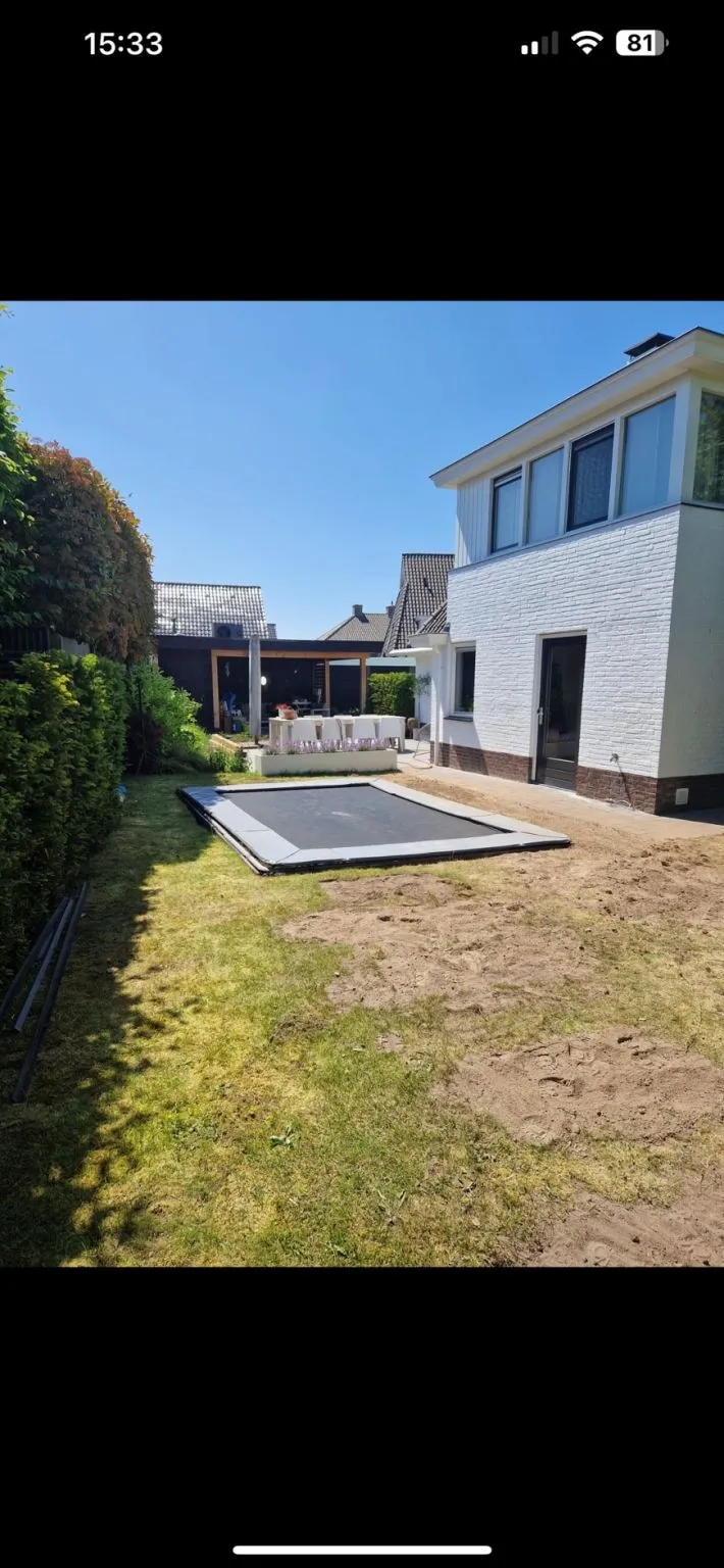 Trampoline verzonken in gazon