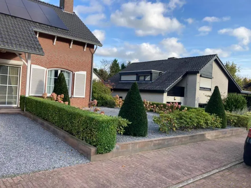 Snoeiwerk tijdens tuinonderhoud
