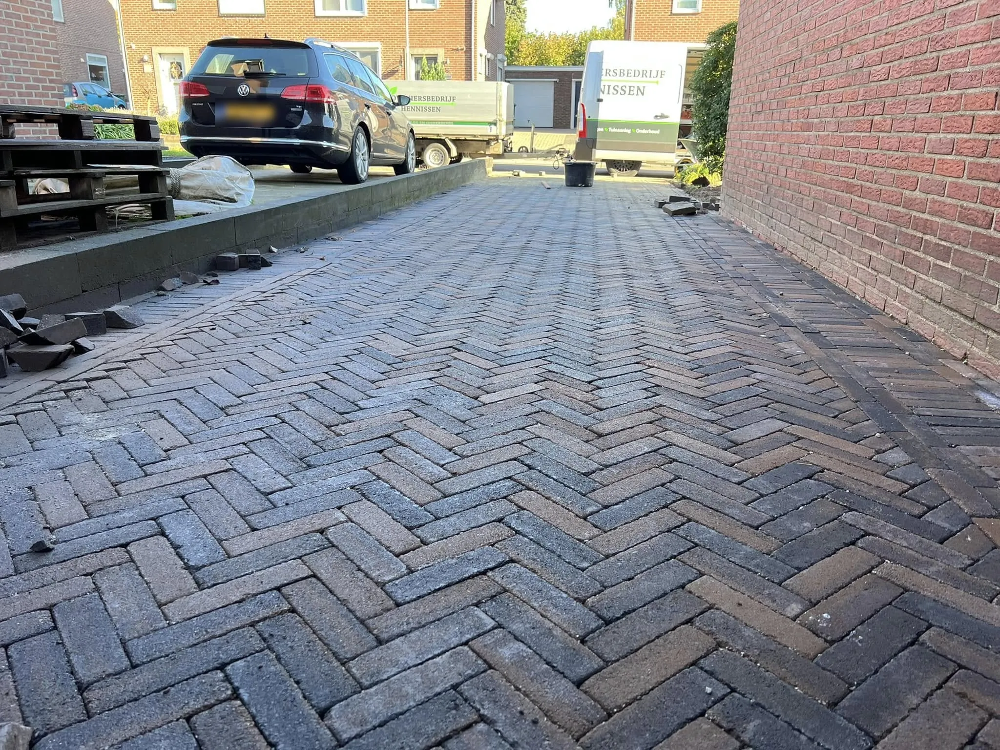 Antraciet visgraat-bestrating op een oprit