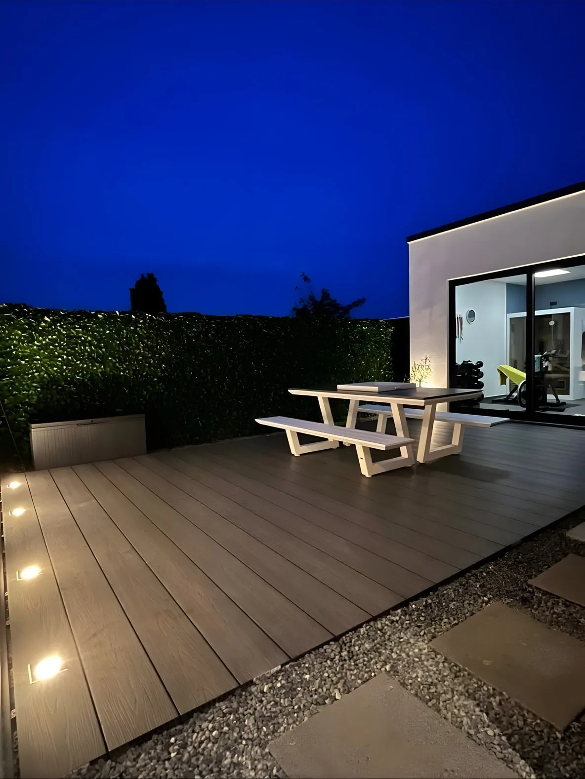 Vlonderterras met verlichting in de avond