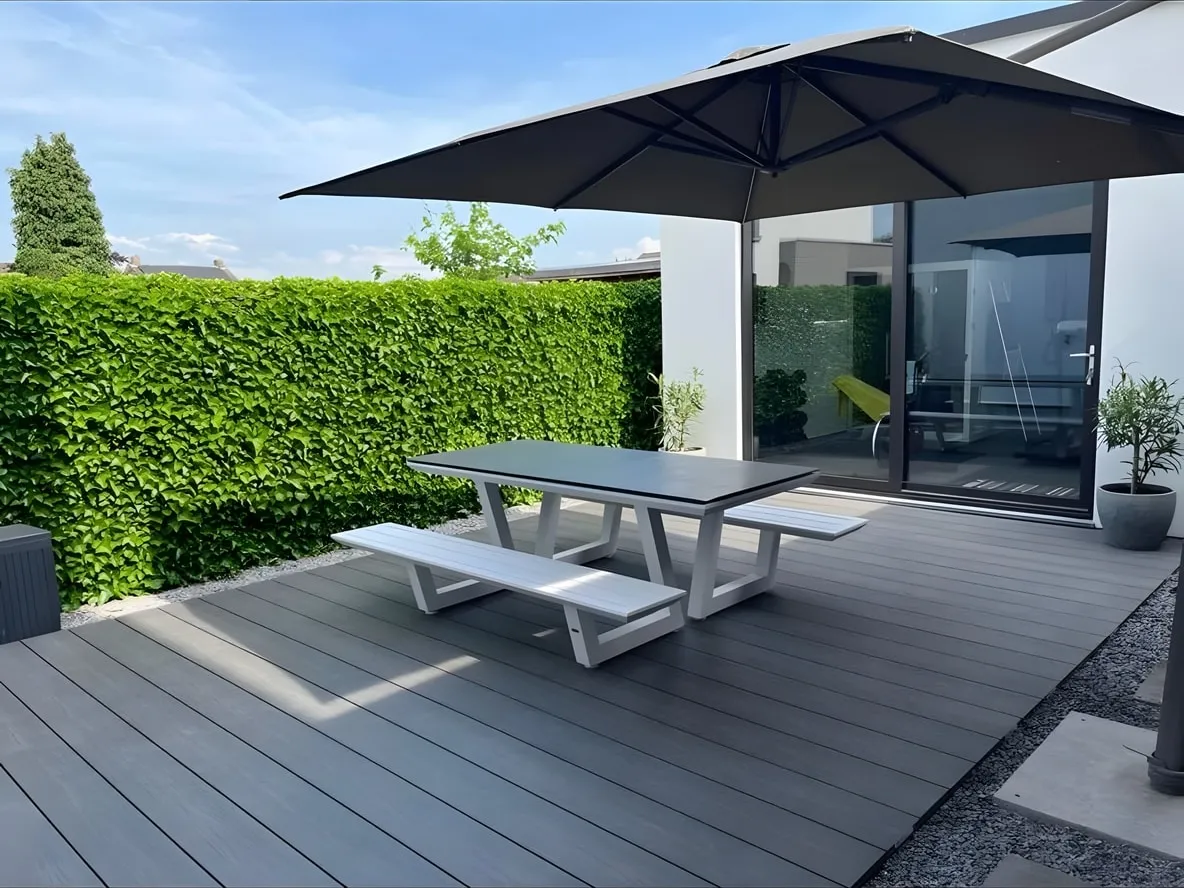 Vlonderterras met parasol