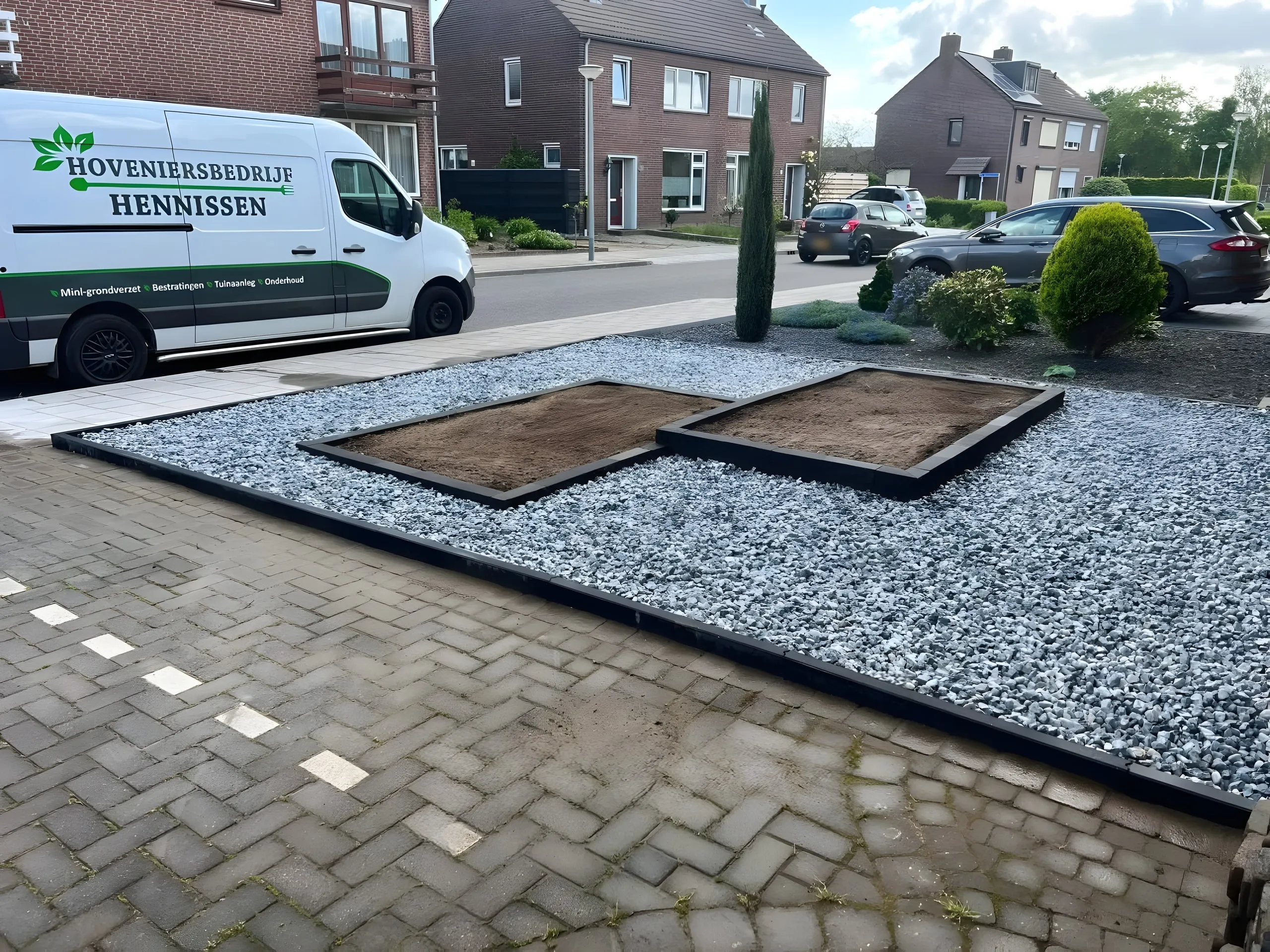 Dezelfde voortuin na de aanleg: grind met strakke borders
