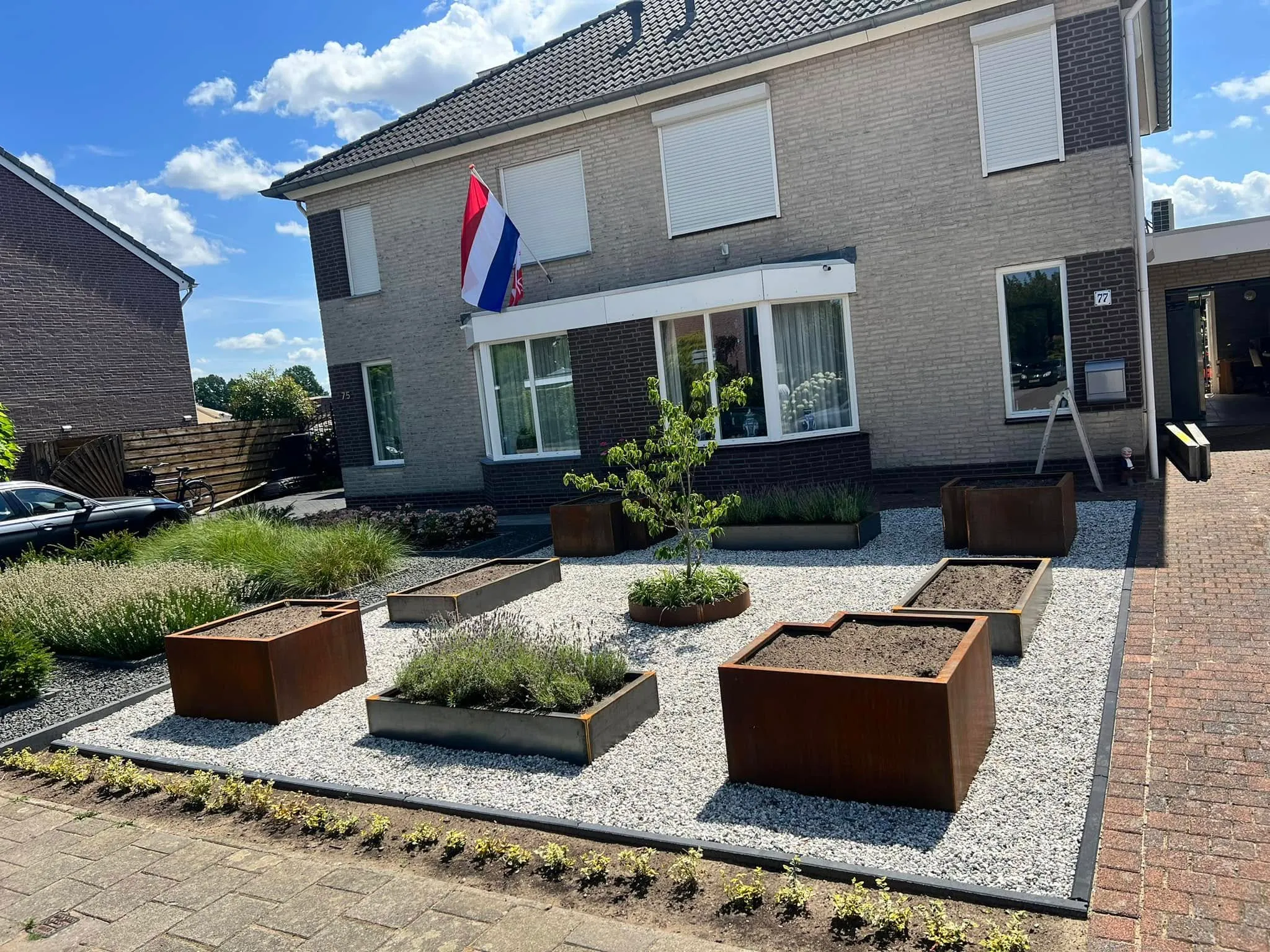 Voortuin met cortenstalen bakken