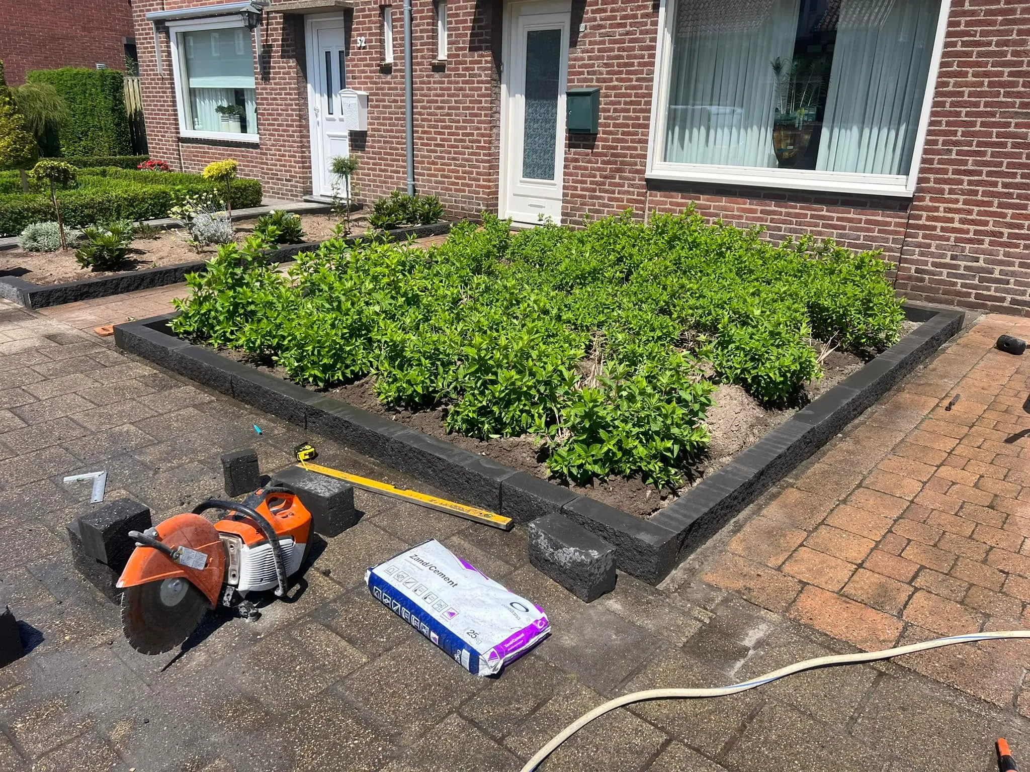 Voortuin met jonge hagen